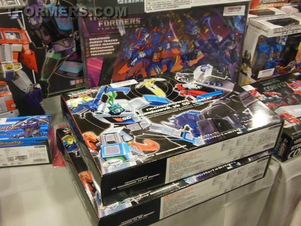 BotCon 2013   The Transformers Convention Dealer Room Image Gallery   OVER 500 Images  (523 of 582)